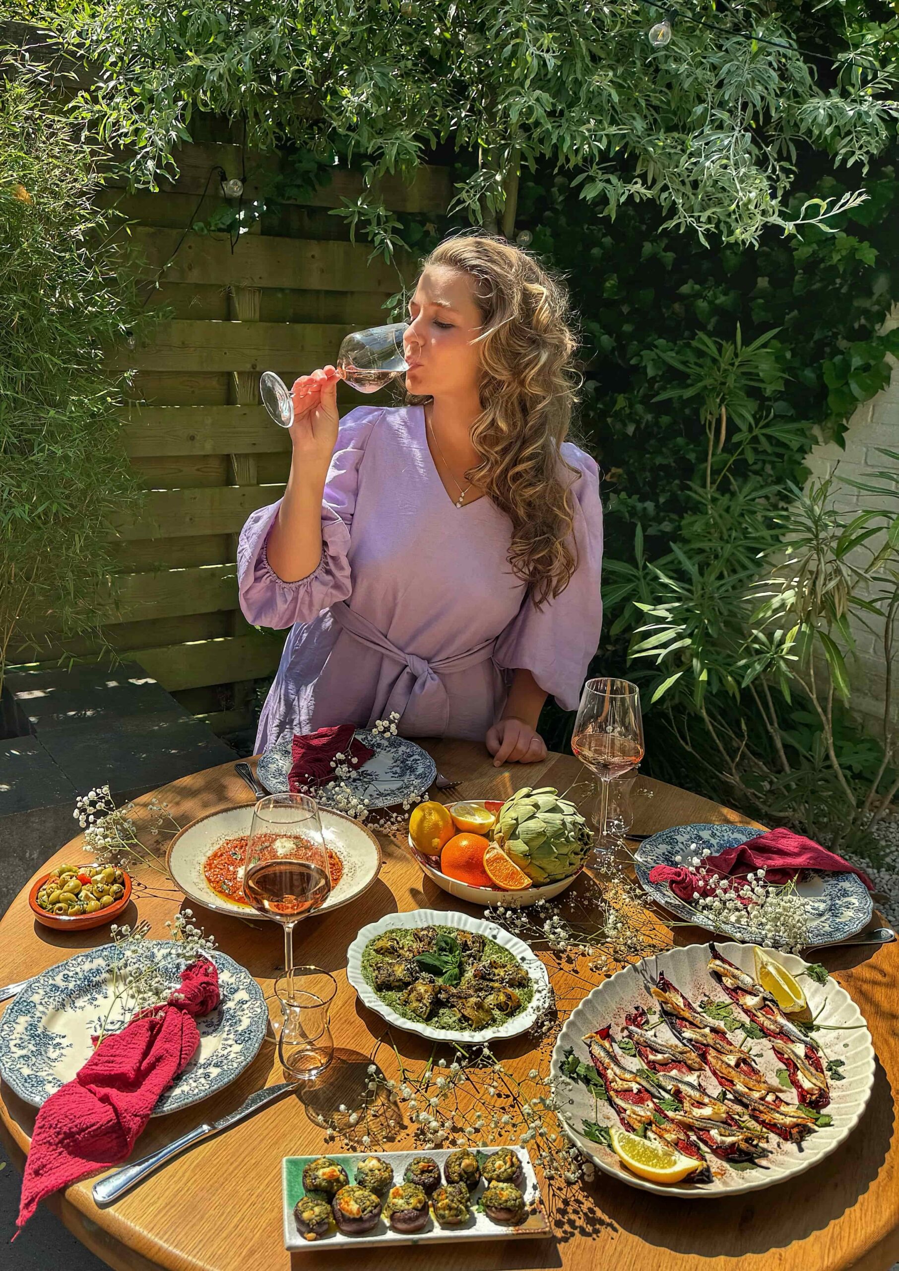 Vera bij een goed gevulde tafel in een gezellige sfeervolle setting