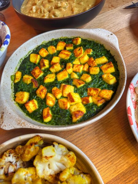 Indiase Saag Halloumi met Spinazie en Kurkuma