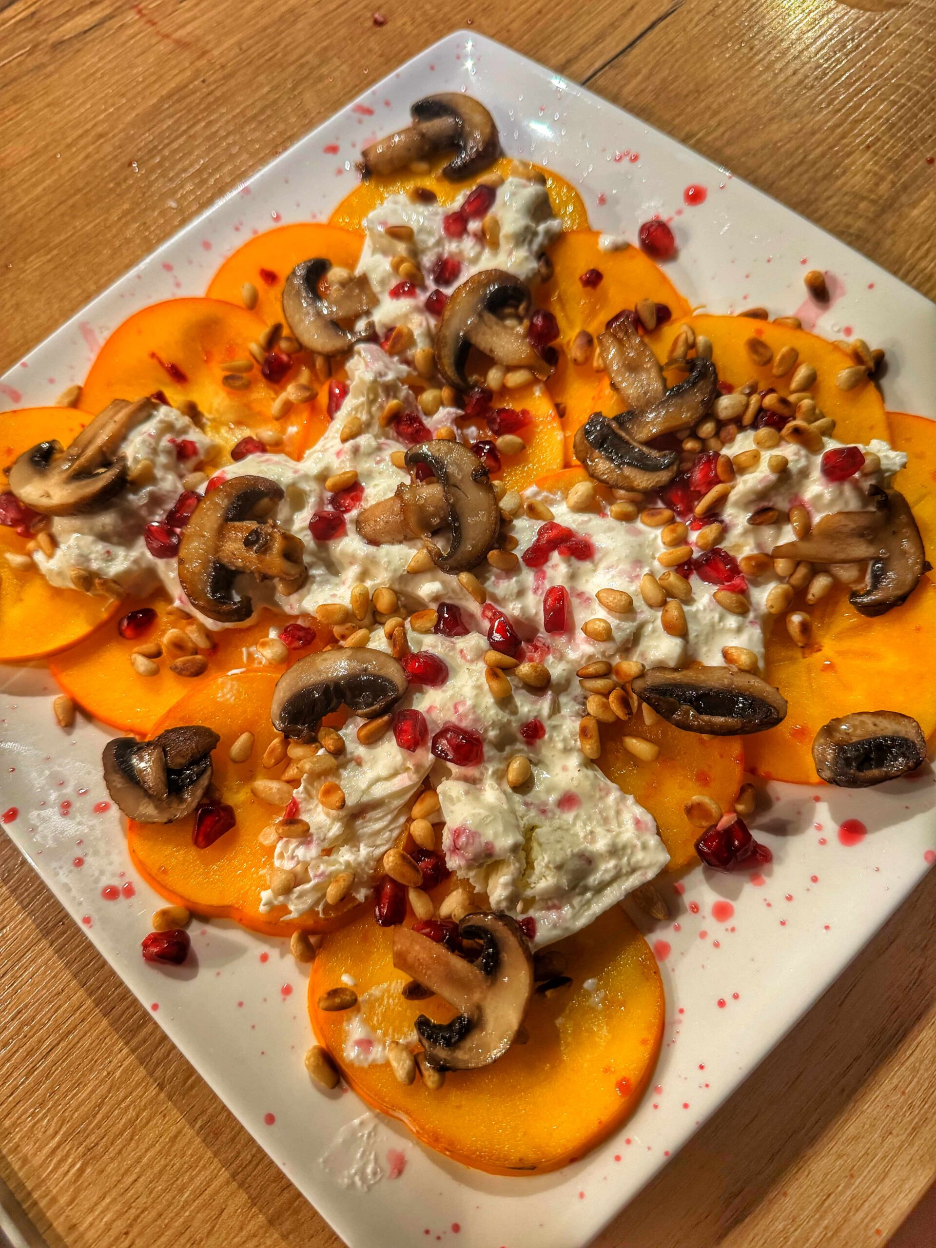 Een mooi opgemaakt bord met Luxe kaki carpaccio