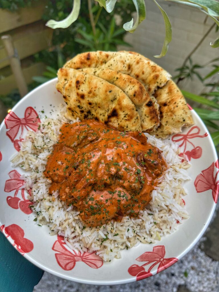 Een bord met Rode Indiase Curry en Naan