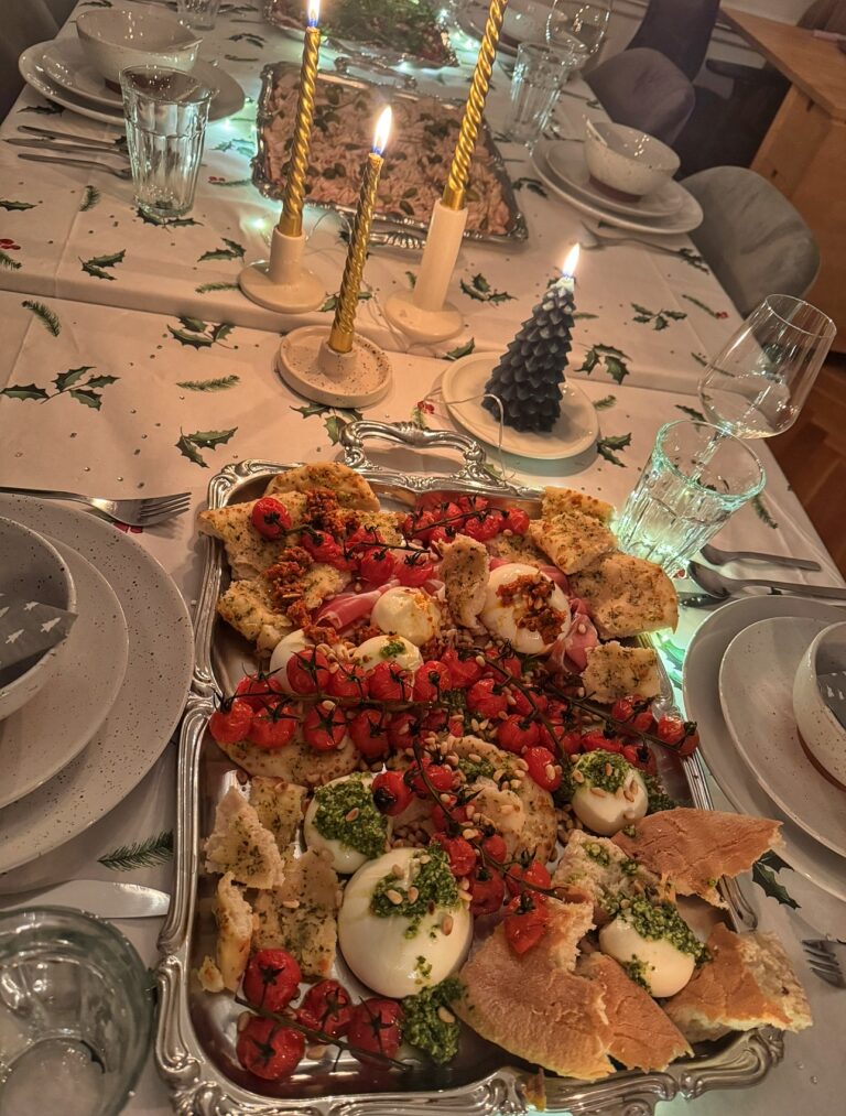 Een borreplank vol met burrata hapjes om te delen