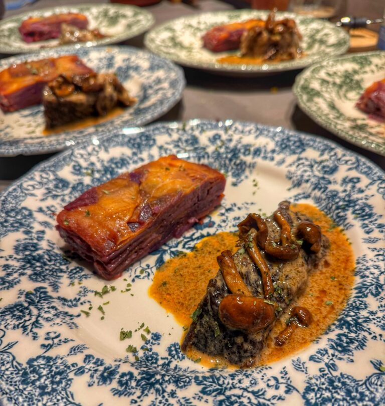 Oranje en Paarse Zoete Aardappel Pavé mooi opgemaakt op een bord