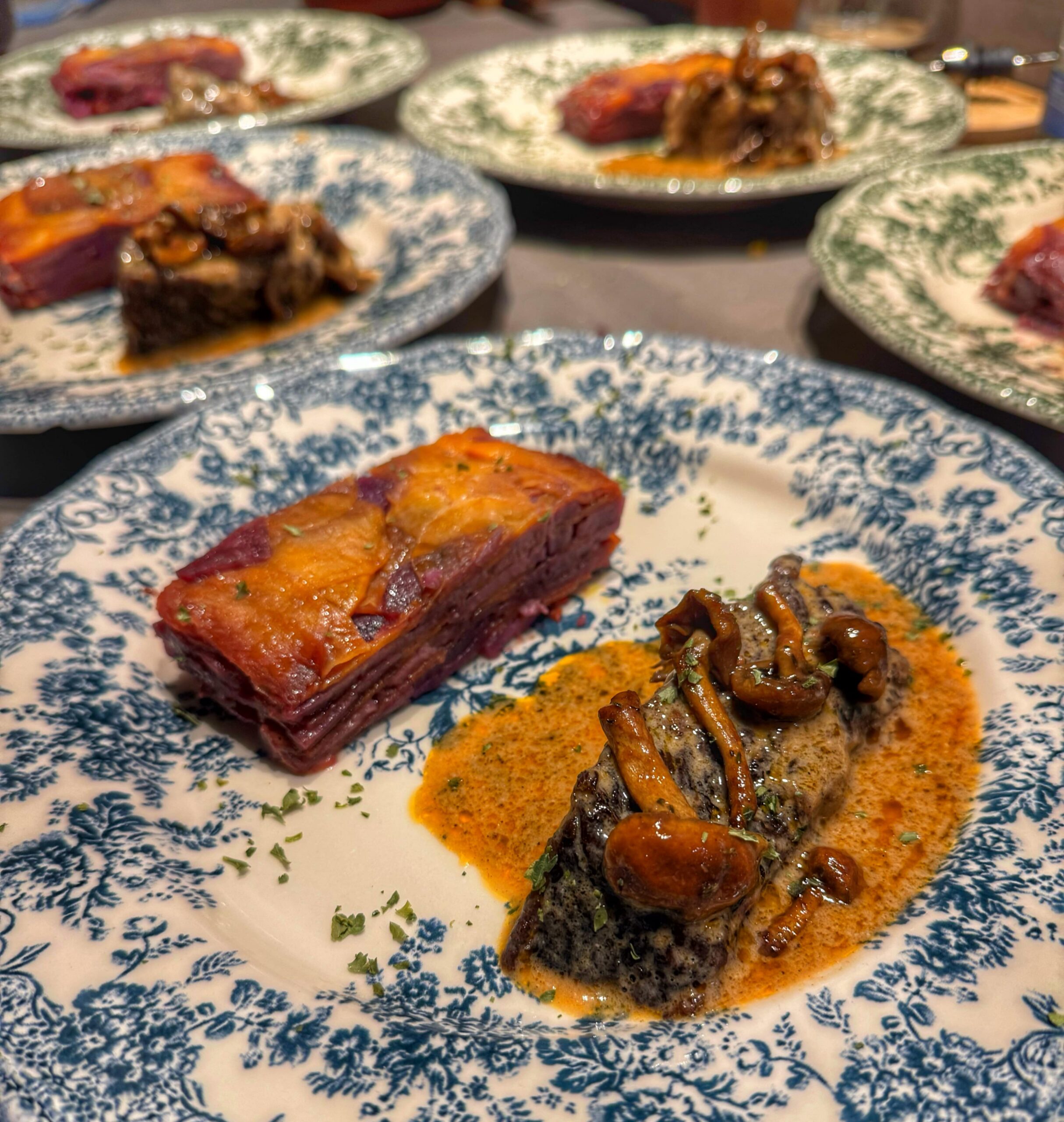 Oranje en Paarse Zoete Aardappel Pavé mooi opgemaakt op een bord